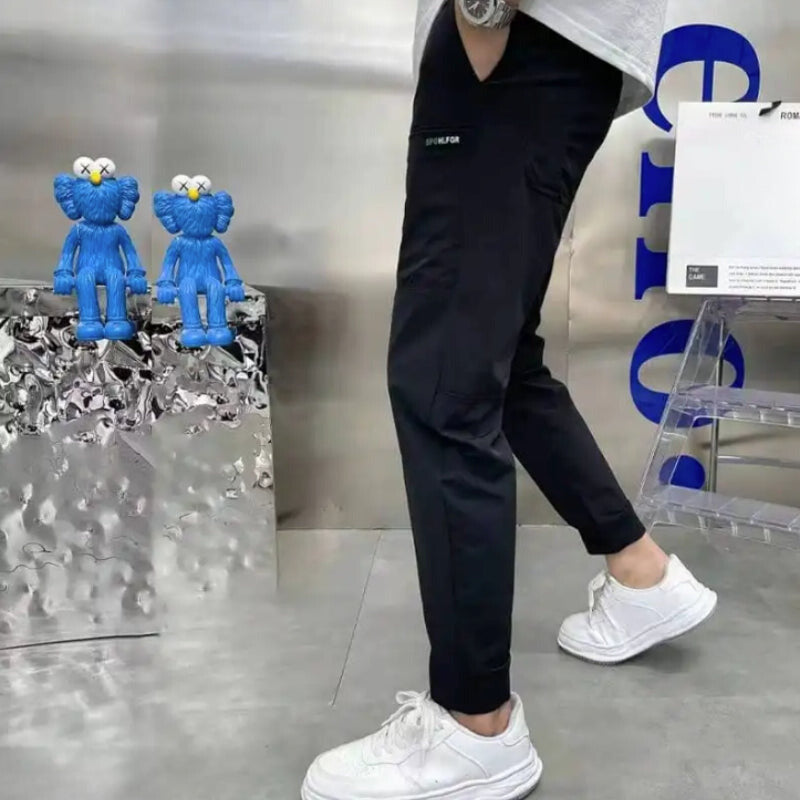 大容量の収納ができる快適なカーゴパンツ