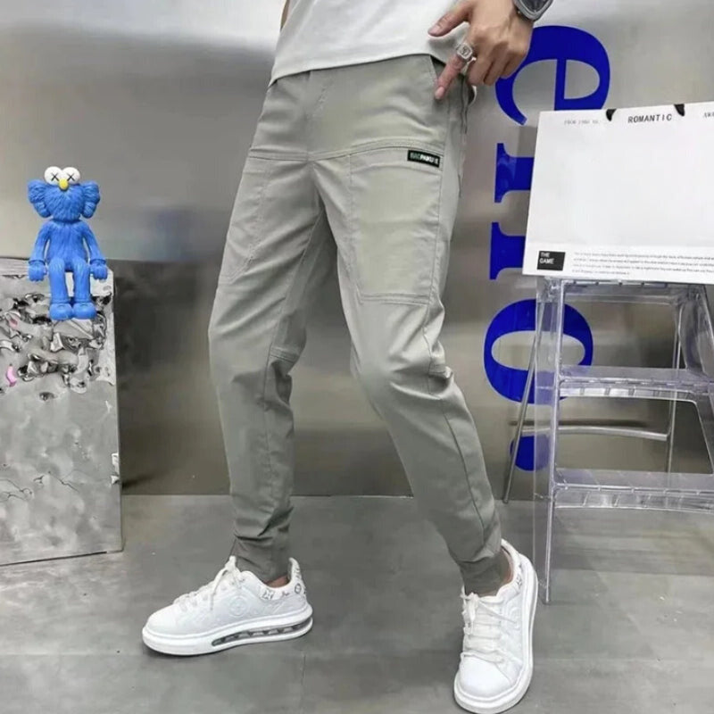 大容量の収納ができる快適なカーゴパンツ